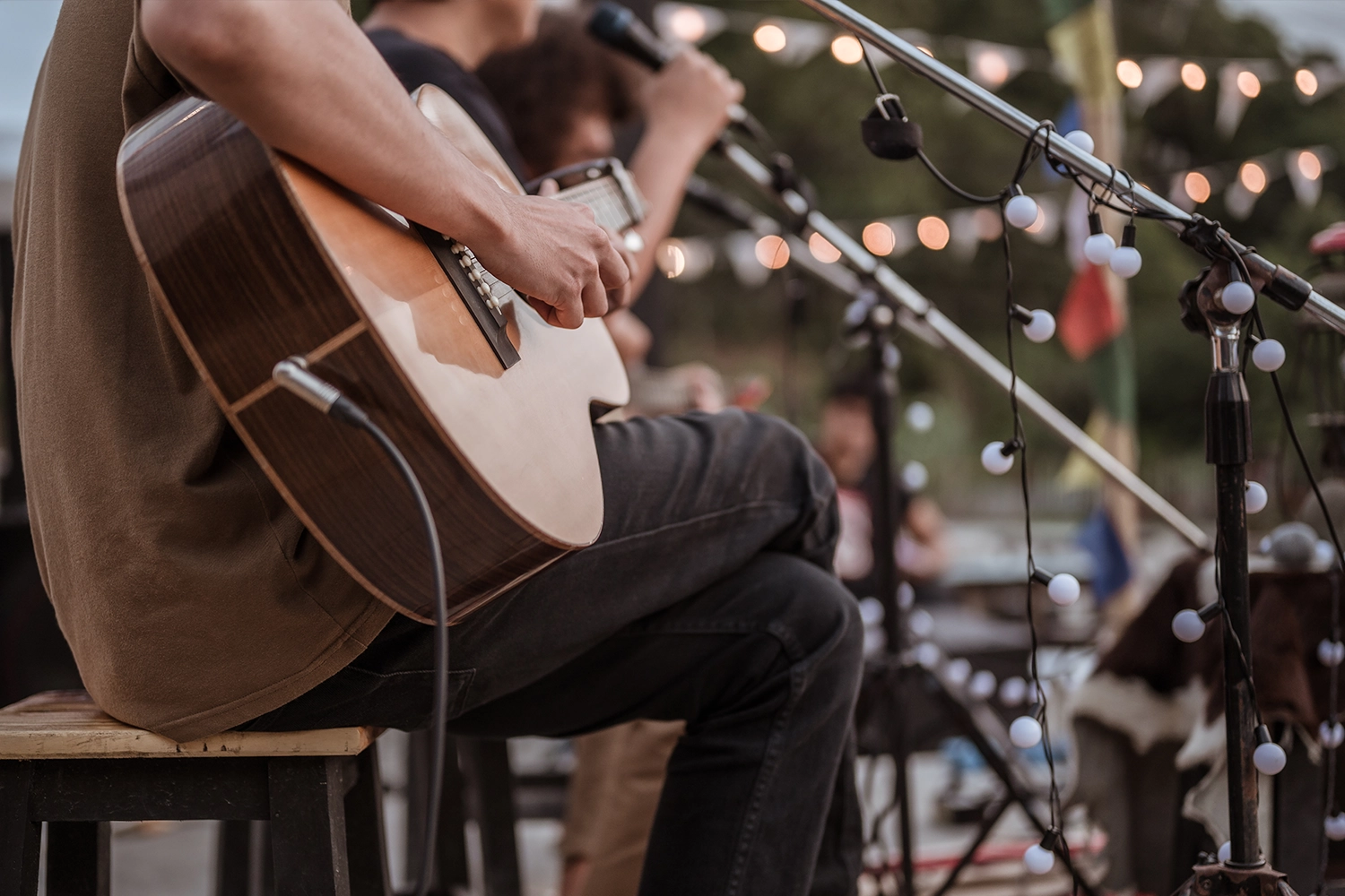Guitariste sur scène pour la fête de la musique